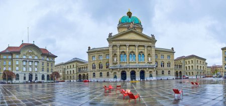 Foto de Ensemble of government buildings on Bundesplatz square, with Federal Palace in the middle in Bern, Switzerland - Imagen libre de derechos