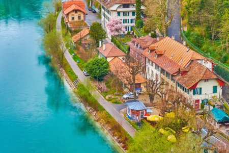 Foto de Edificios históricos de planta baja a orillas del río Aare en el distrito de Altenberg en Berna, Suiza - Imagen libre de derechos