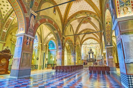 Foto de LUGANO, SUIZA - 14 DE MARZO DE 2022: La nave central con frescos de la Catedral de San Lorenzo, con techo abovedado, arcadas y altar tallado de San Lorenzo, Lugano, Suiza - Imagen libre de derechos