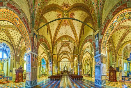 Foto de LUGANO, SUIZA - 14 DE MARZO DE 2022: Sala de oración panorámica de la Catedral de San Lorenzo, con bóveda con frescos, columnas y arcadas, Lugano, Suiza - Imagen libre de derechos