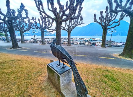 Téléchargez les photos : LUGANO, SUISSE - 14 MARS 2022 : La sculpture d'une chouette dans le parc de sculptures sur le remblai du lac de Lugano, Lugano, Suisse - en image libre de droit