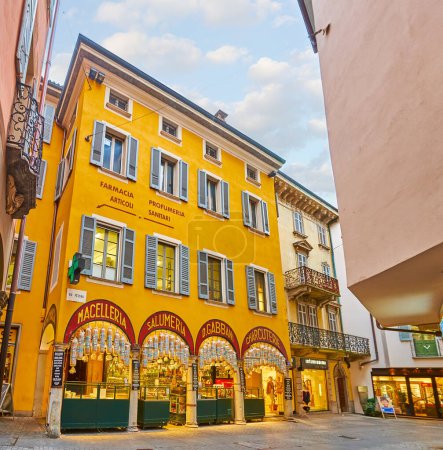 Foto de LUGANO, SUIZA - 14 DE MARZO DE 2022: La antigua fachada de Gabbani Delicatessen, decorada con salchichas suizas colgantes en la calle Via Pessina, Suiza - Imagen libre de derechos