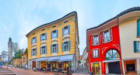 Téléchargez les photos : Panorama des vieilles maisons pittoresques et de la cathédrale San Lorenzo sur la Via Borghetto avec de petits cafés et boutiques touristiques, Lugano, Tessin, Suisse - en image libre de droit