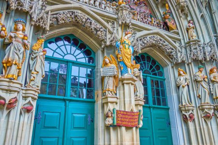 Foto de El grupo de esculturas del Portal del Juicio Final de la Catedral de Berna, Suiza - Imagen libre de derechos