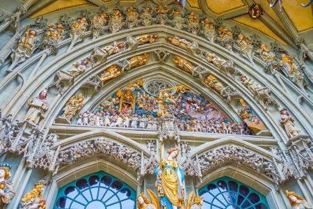 Foto de Scenes of Heaven and Hell of Last Judgment Portal, Bern Minster Cathedral, Suiza - Imagen libre de derechos