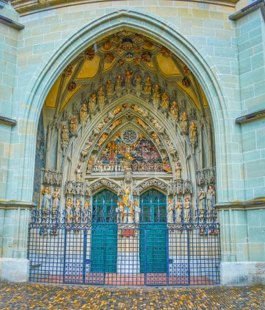 Foto de Portal del Juicio Final con figuras históricas de la Catedral de Berna, Suiza - Imagen libre de derechos