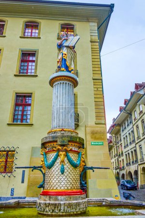 Foto de Fuente Mosesbrunnen con colorida escultura de Moisés en la plaza Munsterplatz en Berna, Suiza - Imagen libre de derechos