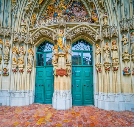 Foto de Esculturas talladas del portal del Juicio Final de la Catedral de Berna, Suiza - Imagen libre de derechos