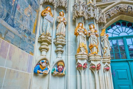 Foto de El grupo de figuras, llamado el Portal de las vírgenes tontas del juicio final en la catedral de Berna, Suiza - Imagen libre de derechos