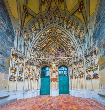 Foto de El portal de entrada a la catedral de Berna con figuras de piedra, llamado el Juicio Final, Berna, Suiza - Imagen libre de derechos