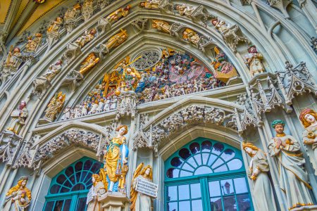 Foto de El relieve tallado en piedra del portal de entrada de la catedral de Berna, Suiza - Imagen libre de derechos
