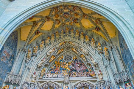 Foto de Figuras históricas del portal de entrada de la Catedral de Berna, Suiza - Imagen libre de derechos