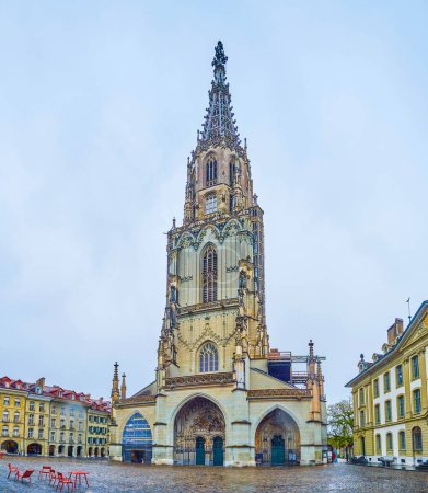Foto de Medieval Bern Minster with tall bell tower, el edificio más importante de la antigua Berna, Suiza - Imagen libre de derechos