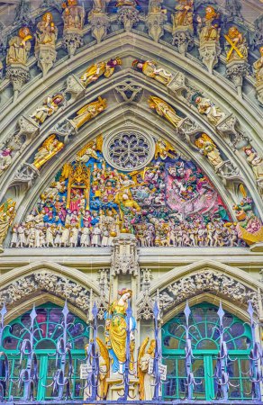 Foto de Coloridas figuras del portal del Juicio Final en la Catedral de Berna, Suiza - Imagen libre de derechos
