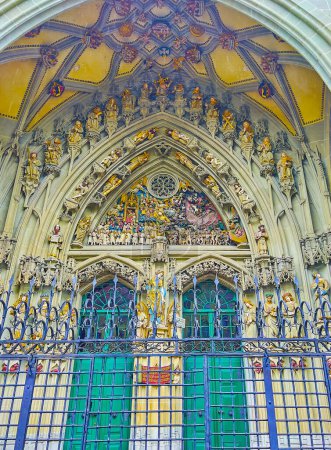 Foto de Edad Media entrnace Portal con figuras de piedra de la Catedral de Berna, Suiza - Imagen libre de derechos