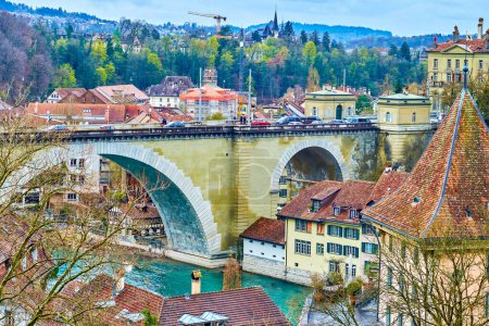 Bogenbrücke Nydeggbrücke und mittelalterliche Stadthäuser am Ufer der Aare in Bern, Schweiz