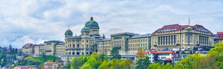 Foto de BERN, SUIZA - 31 de marzo de 2022: Panorama del edificio Bundeshaus (Palacio de la Catedral) y los edificios gubernamentales circundantes, el 31 de marzo en Berna, Suiza - Imagen libre de derechos