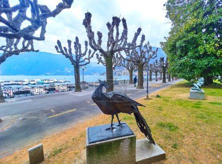 Téléchargez les photos : LUGANO, SUISSE - 14 MARS 2022 : La sculpture moderne d'une chouette dans le parc de sculptures sur le remblai du lac de Lugano, Lugano, Suisse - en image libre de droit