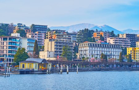 Foto de La vivienda de Lugano y Lugano Prealpes detrás del lago Lugano, Ticino, Suiza - Imagen libre de derechos
