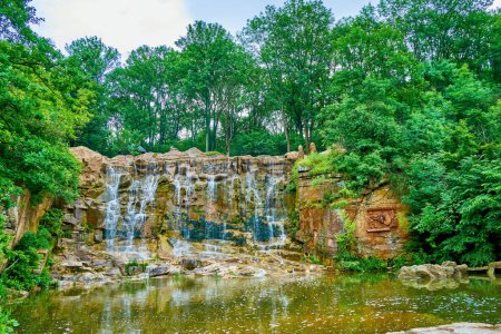 Téléchargez les photos : La cascade Poséidon Trident dans la verdure, parc Sofiyivsky à Uman, Ukraine - en image libre de droit