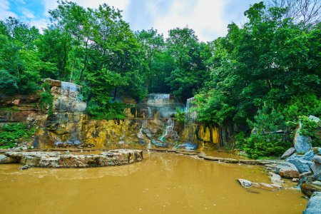 Téléchargez les photos : Cascade de cascades Poséidon Trident dans le parc Sofiyivsky, Uman, Ukraine - en image libre de droit