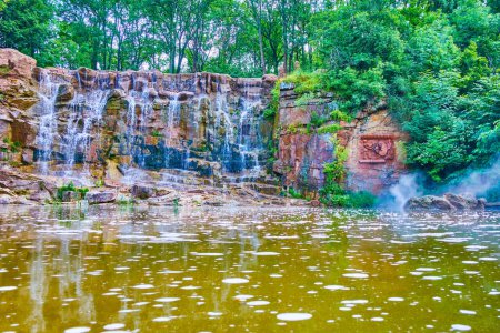 Téléchargez les photos : La falaise rocheuse avec cascade Poséidon Trident, Sofiyivsky Park, Uman, Ukraine - en image libre de droit