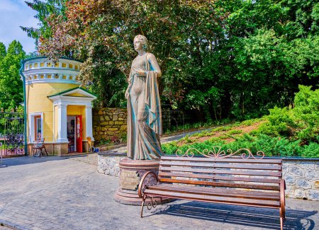 Téléchargez les photos : Statue en bronze de la comtesse polonaise Zofia Potocka sur la ruelle principale du parc Sofiyivsky à Uman, Ukraine - en image libre de droit