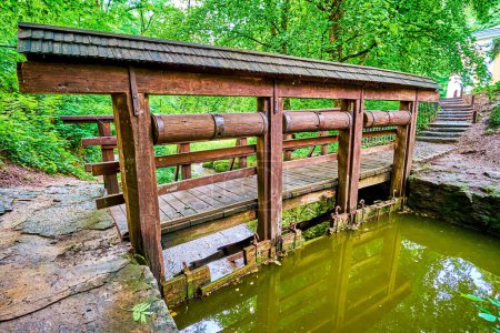Téléchargez les photos : Le vieux barrage en bois avec passerelle sur une petite rivière dans le parc Sofiyivsky, Uman, Ukraine - en image libre de droit