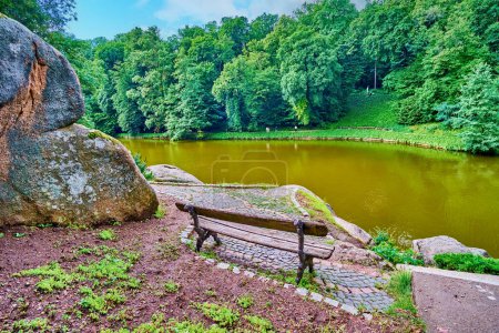 Téléchargez les photos : Le banc confortable sur la rive rocheuse du lac de la mer Ionienne dans le parc Sofiyivsky, Uman, Ukraine - en image libre de droit