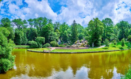 Téléchargez les photos : Lac de la mer Ionienne et rives vertes de l'arboretum Sofiyivka Park, Uman, Ukraine - en image libre de droit