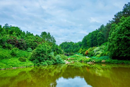 Téléchargez les photos : Le lac et la verdure luxuriante du parc Sofiyivsky, Uman, Ukraine - en image libre de droit
