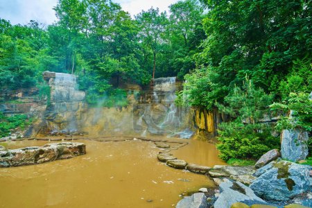 Téléchargez les photos : Cascade de cascades étonnantes, nommé Poséidon Trident et situé dans le jardin paysager anglais dans Sofiyivsky Park, Uman, Ukraine - en image libre de droit