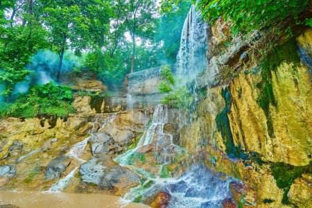 Foto de Disfrute de las pintorescas rocas y cascadas Poseidón Tridente cascada, Parque Sofiyivsky, Uman, Ucrania - Imagen libre de derechos