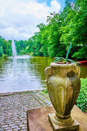 Téléchargez les photos : Le vase avec plante d'aloès et lac de la mer Ionienne avec fontaine de serpent du parc Sofiyivsky à Uman, Ukraine - en image libre de droit