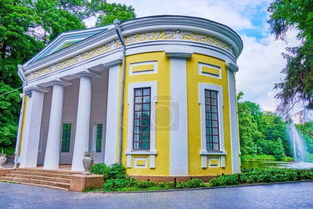Téléchargez les photos : Pavillon historique Flora et le grand lac appelé mer ionienne dans le parc Sofiyivsky à Uman, Ukraine - en image libre de droit