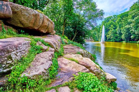 Téléchargez les photos : Les rives rocheuses du lac Mer Ionienne dans le parc Sofiyivsky, Uman, Ukraine - en image libre de droit