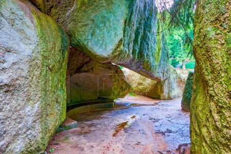 Téléchargez les photos : Grotte de la peur et du doute, l'un des monuments les plus populaires dans le parc Sofiyivka, Uman, Ukraine - en image libre de droit