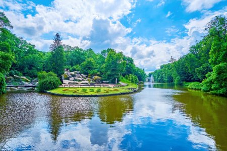 La vista sobre el Lago del Mar Jónico y la Plaza de la Asamblea, cubierta de exuberante vegetación, Parque Sofiyivsky, Uman, Ucrania