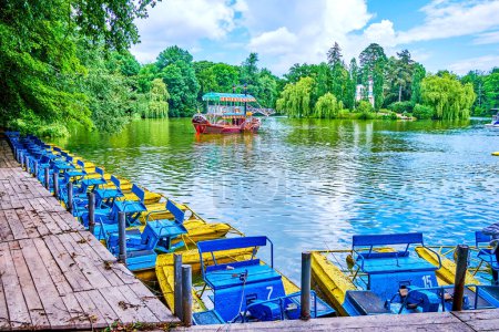 Téléchargez les photos : La jetée avec de vieux catamarans amarrés, lac supérieur dans le parc Sofiyivka, Uman, Ukraine - en image libre de droit
