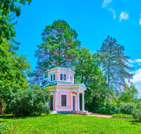 Téléchargez les photos : Le pavillon rose dans le style Renaissance sur l'île de l'amour sur le lac Supérieur dans le parc Sofiyivka, Uman, Ukraine - en image libre de droit