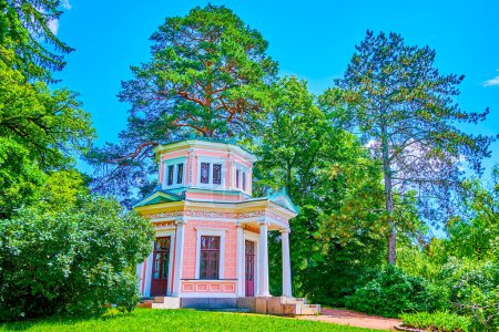 Téléchargez les photos : Le pittoresque pavillon rose dans la verdure luxuriante du parc Sofiyivka, Uman, Ukraine - en image libre de droit