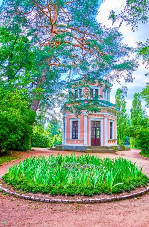 Téléchargez les photos : Le parterre fleuri et le pavillon rose sur Love Island, arboretum Sofiyivka Park, Uman, Ukraine - en image libre de droit