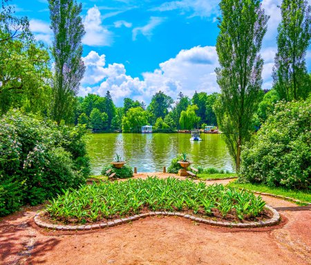 Téléchargez les photos : Le lit de fleurs en forme de coeur sur l'île de l'amour dans Sofiyivka Park arboretum, Uman, Ukraine - en image libre de droit