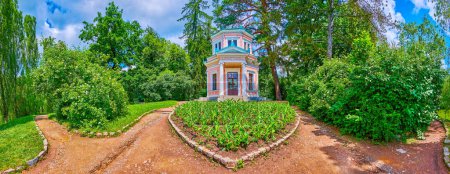 Téléchargez les photos : Panorama du pavillon rose et de la verdure environnante de Love Island, Sofiyivka Park, Uman, Ukraine - en image libre de droit