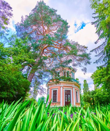 Téléchargez les photos : Vue panoramique sur le pavillon rose à travers les feuilles et les fleurs du parterre, parc Sofiyivka, Uman, Ukraine - en image libre de droit