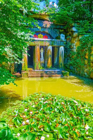 Téléchargez les photos : La rivière étroite avec des nénuphars et la grotte de Vénus en arrière-plan dans le parc Sofiyivka, Uman, Ukraine - en image libre de droit