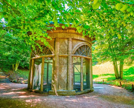 Téléchargez les photos : La cage de faisan en béton dans le parc Sofiyivka, Uman, Ukraine - en image libre de droit
