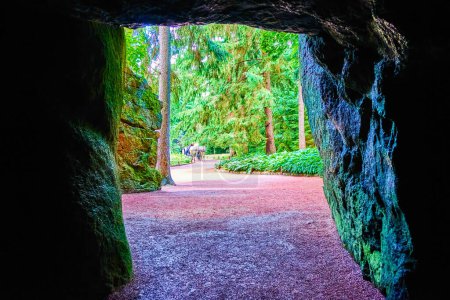 Téléchargez les photos : Promenade dans le tunnel obscur de la Grotte de Calypso dans le parc Sofiyivka, Uman, Ukraine - en image libre de droit
