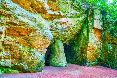 Téléchargez les photos : La grotte de Calypso dans le rocher du parc Sofiyivka, Uman, Ukraine - en image libre de droit