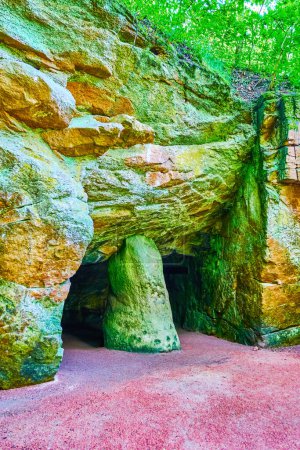 Téléchargez les photos : Grotte de Calypso dans la montagne est sur e des symboles du parc Sofiyivka, Uman, Ukraine - en image libre de droit